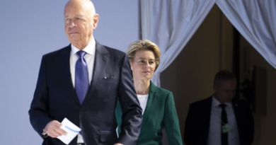 Ursula von der Leyen e Klaus Schwab.