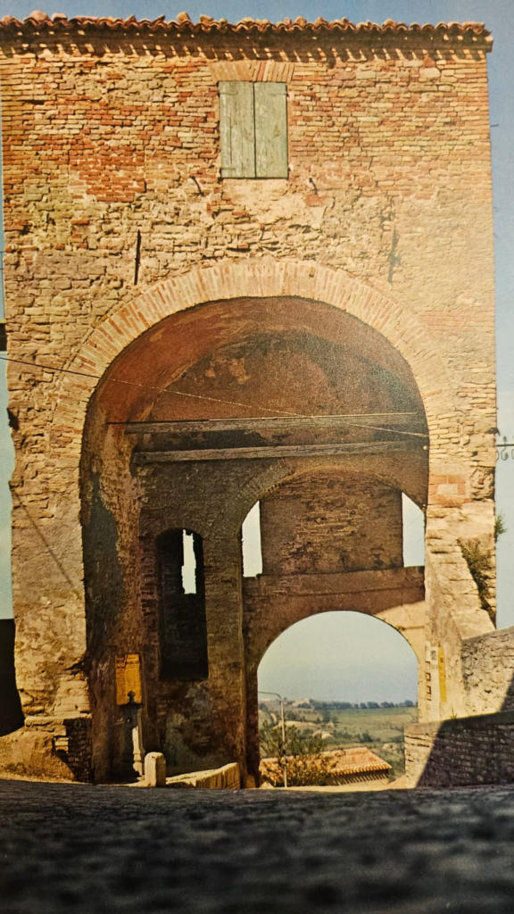 Arco di Novilara, immagine tratta dal libro "Novilara - Castello di Pesaro" edito dalla Cassa di Risparmio di Pesaro e curato da Luigi Michelini Tocci, 1970.