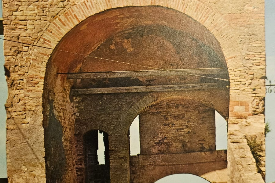 Arco di Novilara, immagine tratta dal libro "Novilara - Castello di Pesaro" edito dalla Cassa di Risparmio di Pesaro e curato da Luigi Michelini Tocci, 1970.