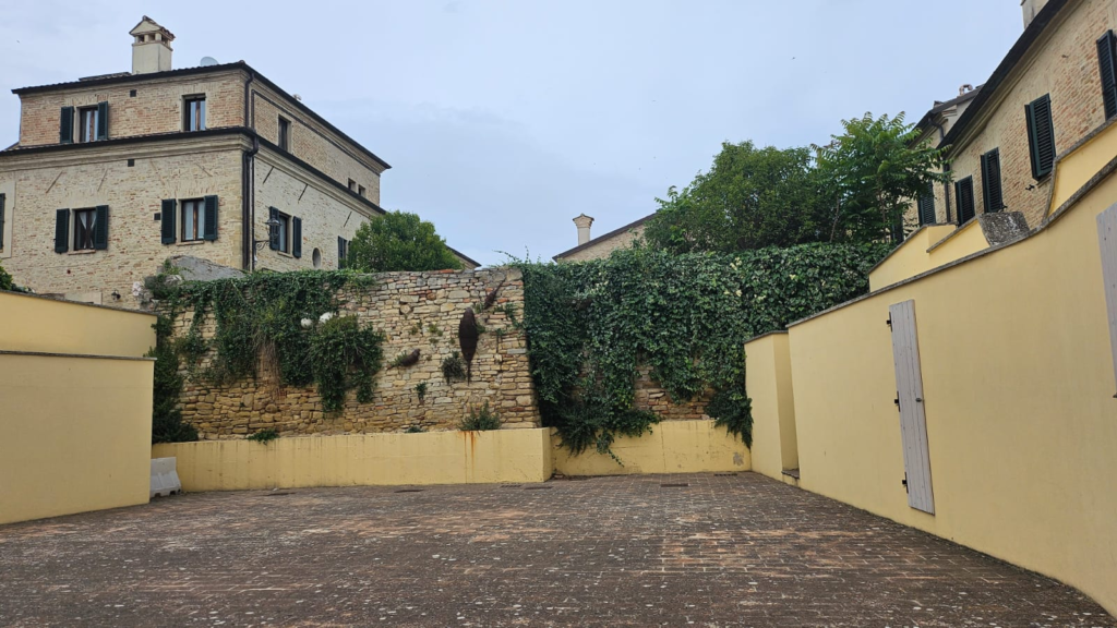 Cortile dell'antico palazzo sforzesco di Novilara, via della Ricostruzione