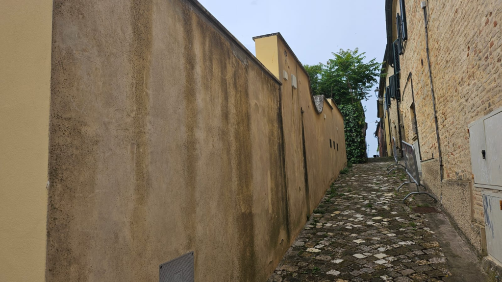 Cortile dell'antico palazzo sforzesco di Novilara, veduta laterale