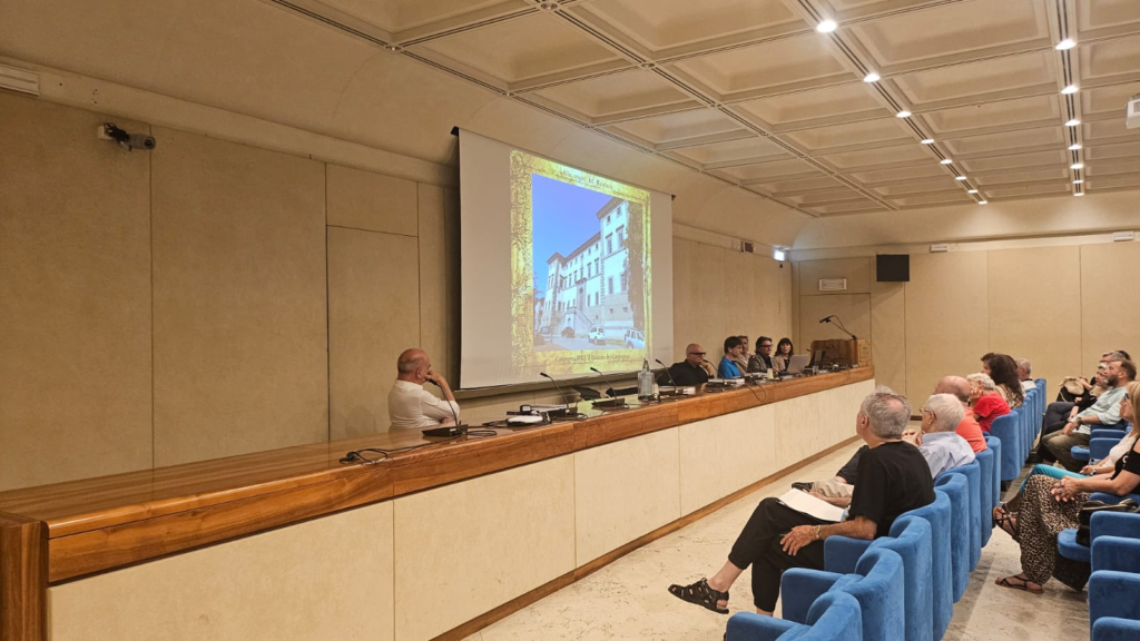 Panoramica relatori e conferenza